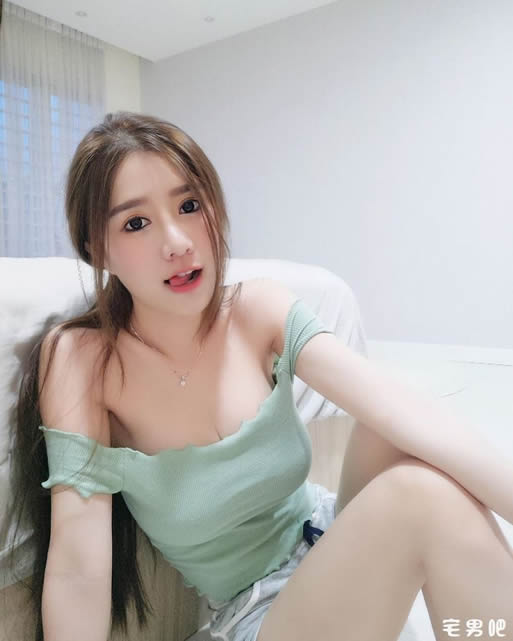 S型身材美女模特图片：网络红人Cherry Quahst身材好