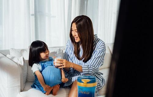 华裔小姐钟嘉欣倾情出演美赞臣Enfinitas 3段电视广告