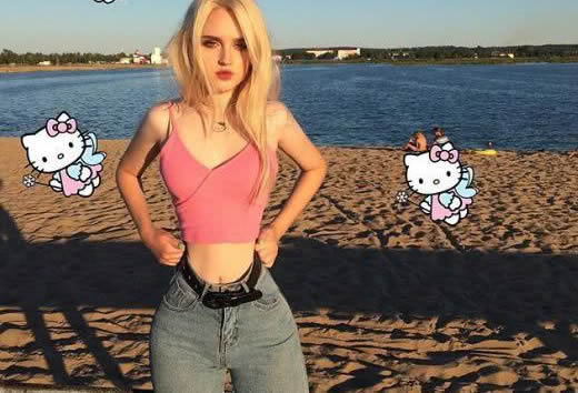 蚂蚁腰什么样子图片：双胞胎姐妹花因蚂蚁腰走红照片