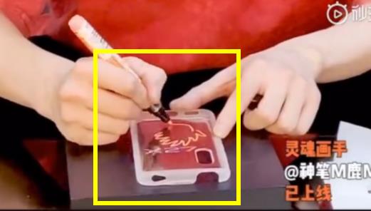 鹿晗手机壳照片曝光:明星的手机壳大盘点(图) 鹿晗手机壳照片曝光:明星的手机壳大盘点(图)