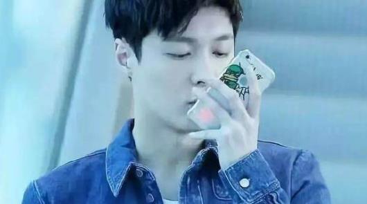 鹿晗手机壳照片曝光:明星的手机壳大盘点(图) 鹿晗手机壳照片曝光:明星的手机壳大盘点(图)