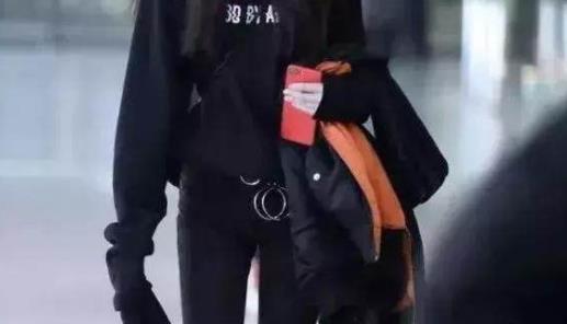 鹿晗手机壳照片曝光:明星的手机壳大盘点(图) 鹿晗手机壳照片曝光:明星的手机壳大盘点(图)