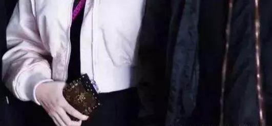 鹿晗手机壳照片曝光:明星的手机壳大盘点(图) 鹿晗手机壳照片曝光:明星的手机壳大盘点(图)