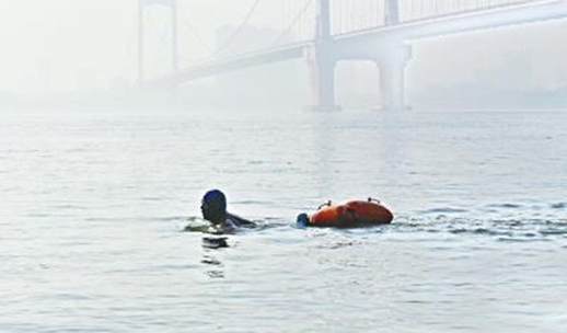 游泳上下班11年什么情况：原因详情竟是为治病游了11年