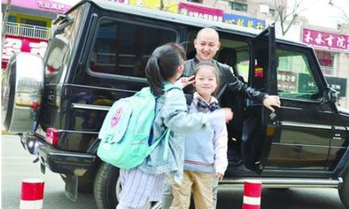 小学设爸爸接送周真相曝光：详情始末孩子笑容说明一切