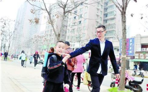 小学设爸爸接送周真相曝光：详情始末孩子笑容说明一切