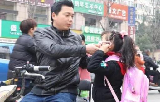 小学设爸爸接送周真相曝光：详情始末孩子笑容说明一切