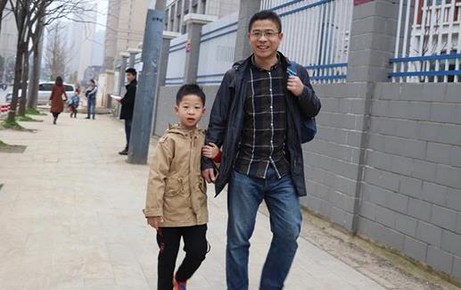 小学设爸爸接送周真相曝光:详情始末孩子笑容说明一切 小学设爸爸接送周真相曝光:详情始末孩子笑容说明一切