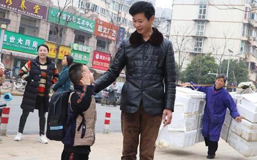 小学设爸爸接送周真相曝光:详情始末孩子笑容说明一切 小学设爸爸接送周真相曝光:详情始末孩子笑容说明一切