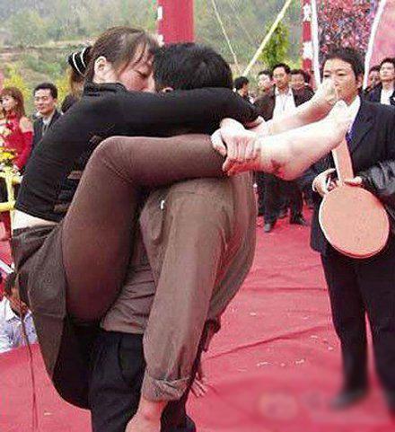 接吻大赛？我只想说这位姐姐，咱能淡定点可以不？