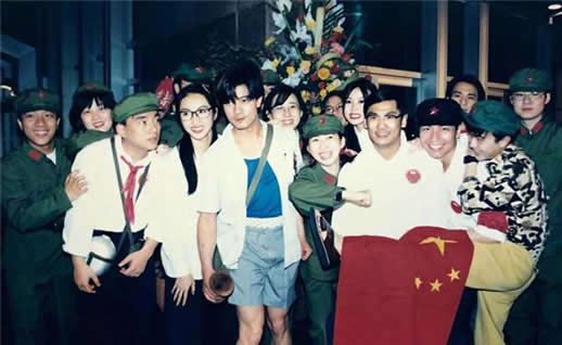 黎姿晒20年前旧照太美了：那个年代的美女美在骨