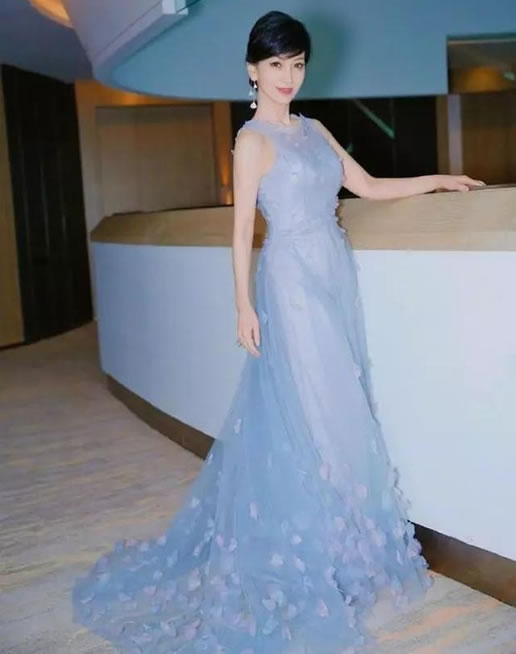 赵雅芝大秀美腿近照曝光:之前因一条裙子像20岁少女 赵雅芝大秀美腿近照曝光:之前因一条裙子像20岁少女