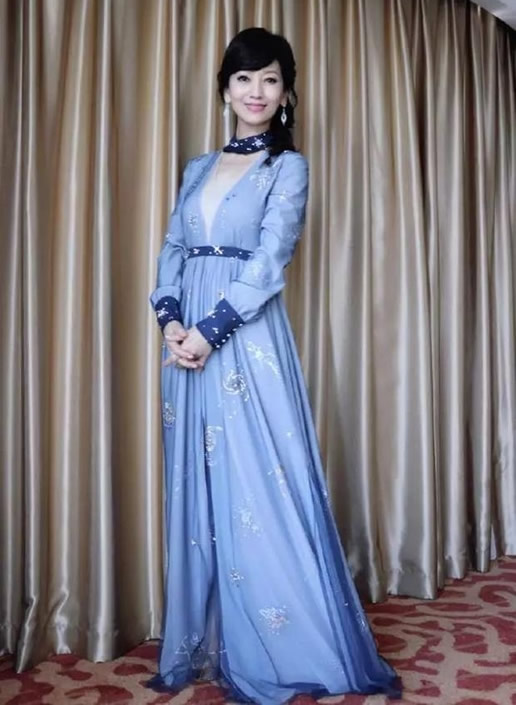 赵雅芝大秀美腿近照曝光:之前因一条裙子像20岁少女 赵雅芝大秀美腿近照曝光:之前因一条裙子像20岁少女