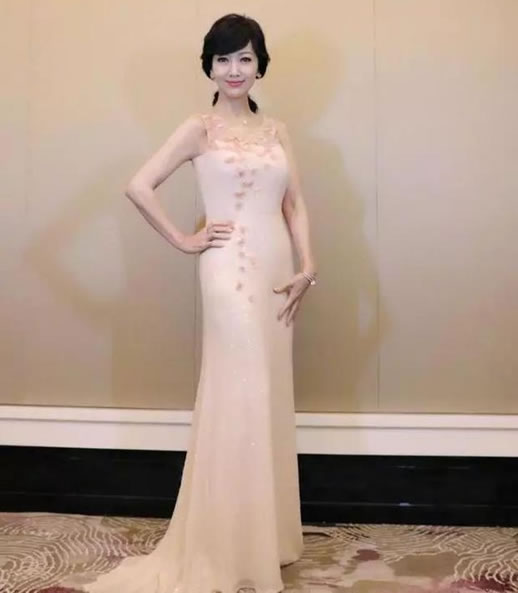 赵雅芝大秀美腿近照曝光:之前因一条裙子像20岁少女 赵雅芝大秀美腿近照曝光:之前因一条裙子像20岁少女