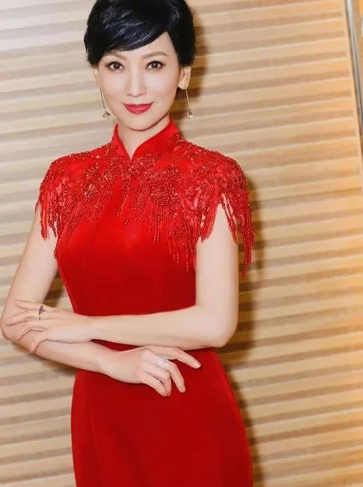 赵雅芝大秀美腿近照曝光:之前因一条裙子像20岁少女 赵雅芝大秀美腿近照曝光:之前因一条裙子像20岁少女