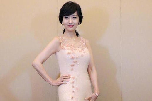 赵雅芝大秀美腿近照曝光:之前因一条裙子像20岁少女 赵雅芝大秀美腿近照曝光:之前因一条裙子像20岁少女