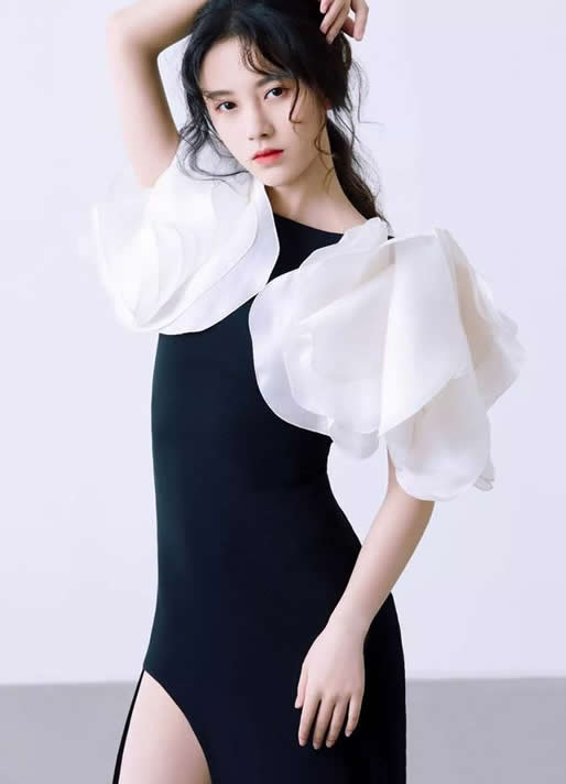 鞠婧祎泳装照片曝光：女神的性格一面清纯又惊艳