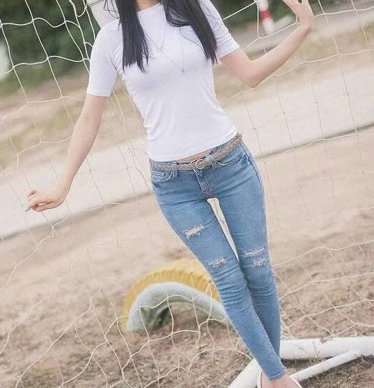 时尚街拍紧身牛仔裤：穿着紧身牛仔裤美女图片