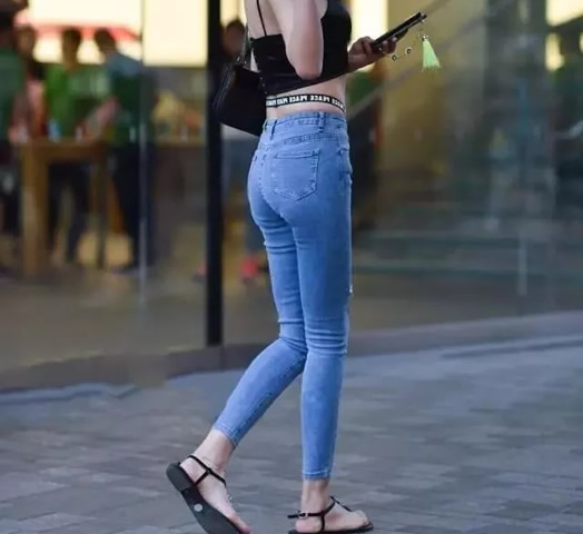 时尚街拍紧身牛仔裤：穿着紧身牛仔裤美女图片