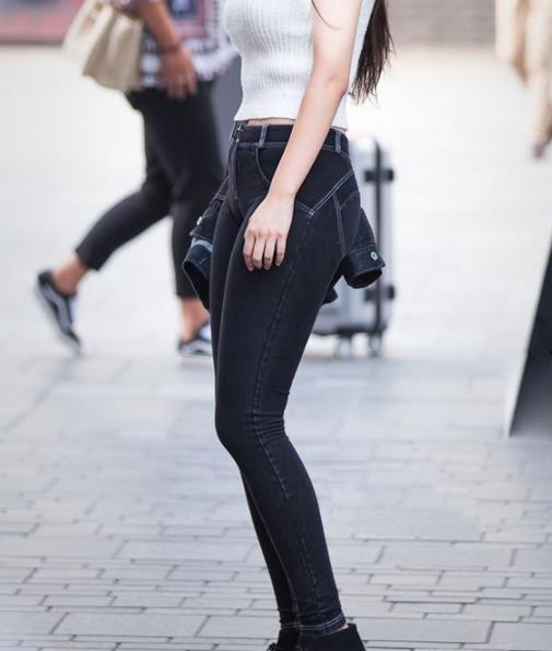 时尚街拍紧身牛仔裤：穿着紧身牛仔裤美女图片