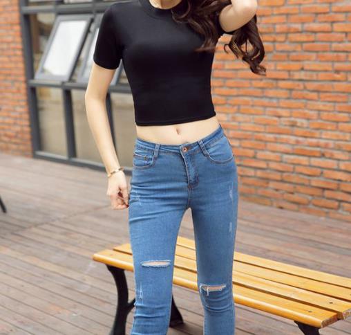 时尚街拍紧身牛仔裤：穿着紧身牛仔裤美女图片