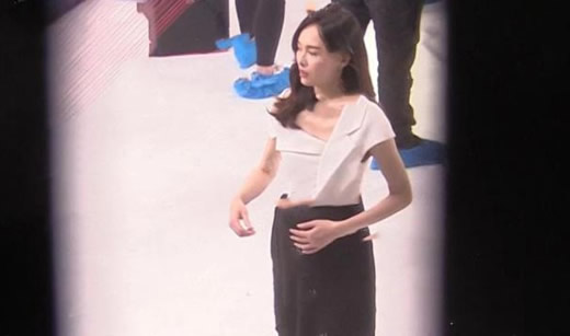 唐嫣开工巧妙遮肚子画面曝光:唐嫣怀孕了吗? 唐嫣开工巧妙遮肚子画面曝光:唐嫣怀孕了吗?