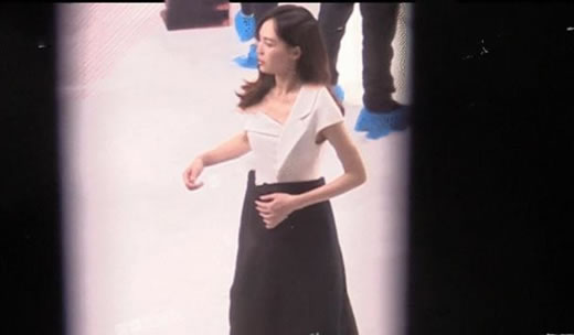 唐嫣开工巧妙遮肚子画面曝光唐嫣怀孕了吗