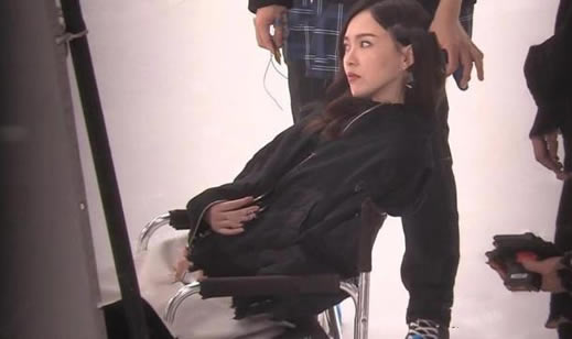 唐嫣开工巧妙遮肚子画面曝光:唐嫣怀孕了吗? 唐嫣开工巧妙遮肚子画面曝光:唐嫣怀孕了吗?