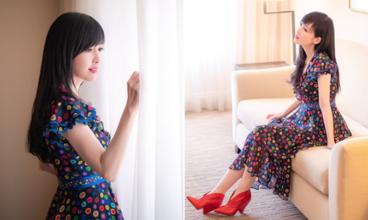 周慧敏露尖下巴长裙近照：不老女神周慧敏依旧气质优雅