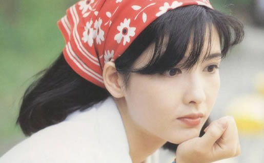 周慧敏露尖下巴长裙近照：不老女神周慧敏依旧气质优雅