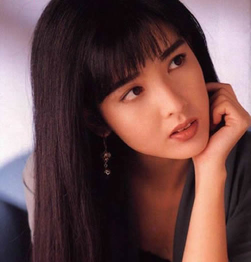 周慧敏露尖下巴长裙近照：不老女神周慧敏依旧气质优雅