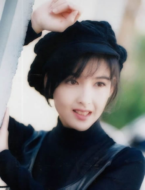 周慧敏露尖下巴长裙近照：不老女神周慧敏依旧气质优雅