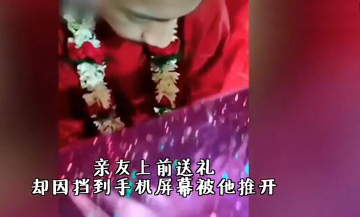 新郎婚礼沉迷游戏怎么回事：详情画面新郎沉迷新娘无奈