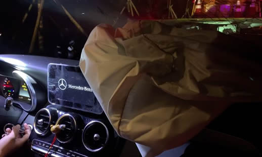 小伙拍自己车祸瞬间怎么回事：还原车祸始末过程