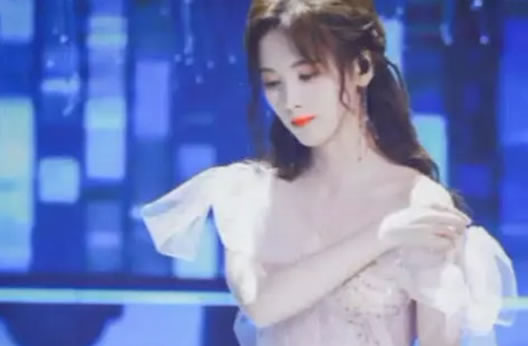 鞠婧祎裙子意外脱落怎么回事：一个动作引称赞（图）