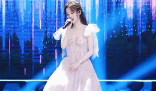 鞠婧祎裙子意外脱落怎么回事：一个动作引称赞（图）