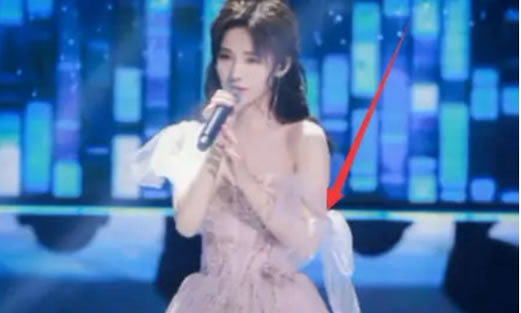 鞠婧祎裙子意外脱落怎么回事：一个动作引称赞（图）