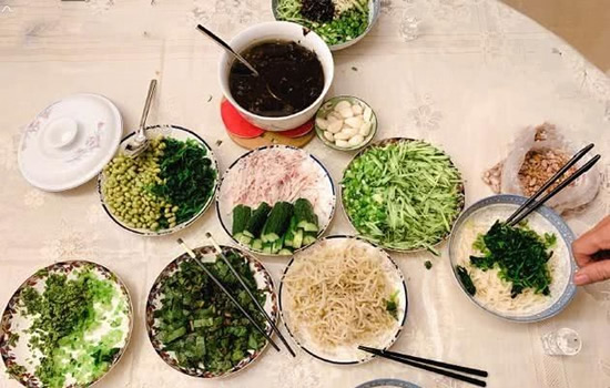 关晓彤学做炸酱面画面曝光:认真学习过程瞬间肚子饿了 关晓彤学做炸酱面画面曝光:认真学习过程瞬间肚子饿了