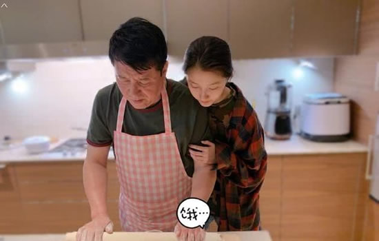 关晓彤学做炸酱面画面曝光:认真学习过程瞬间肚子饿了 关晓彤学做炸酱面画面曝光:认真学习过程瞬间肚子饿了