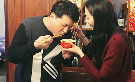 关晓彤学做炸酱面画面曝光:认真学习过程瞬间肚子饿了 关晓彤学做炸酱面画面曝光:认真学习过程瞬间肚子饿了