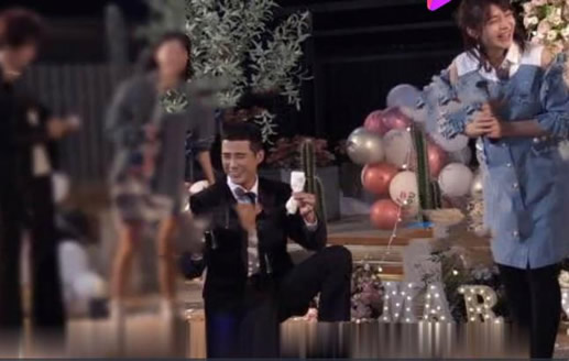 姜潮求婚视频曝光:画面过程是这样可见用心了 姜潮求婚视频曝光:画面过程是这样可见用心了