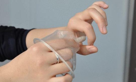 女用避孕套使用方式教程：女用避孕套方法演示（真人）