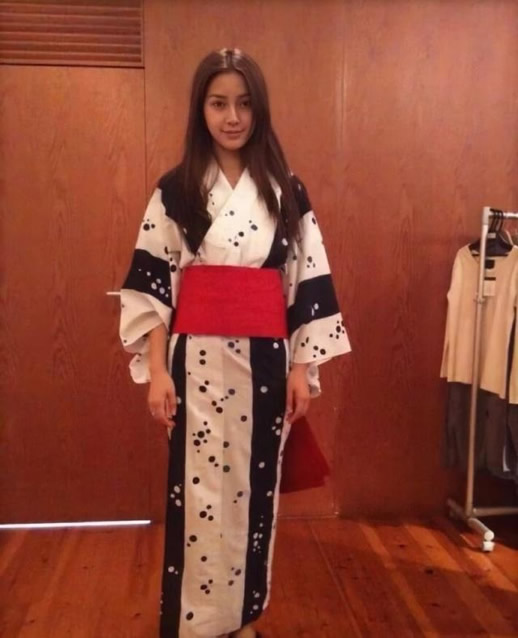 Baby和服旧照曝光：惊艳的邻家女孩灵动俏皮