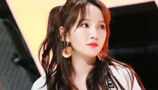 孟佳晒照公布恋情男友是谁：孟佳牵手照十分亲昵