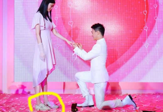 何猷君求婚奚梦瑶现场曝光：一个细节引网友热议
