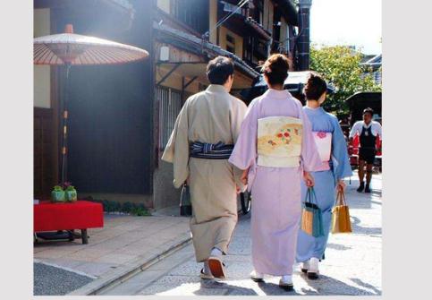 日本女人和服上面露下面藏:若隐若现吸引目光 日本女人和服上面露下面藏:若隐若现吸引目光