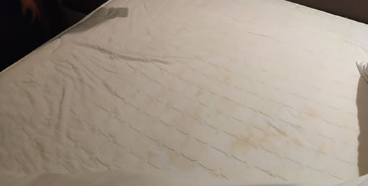 如家床单大片尿迹:真相曝光这到底是怎么回事 如家床单大片尿迹:真相曝光这到底是怎么回事