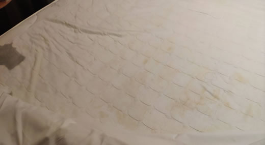 如家床单大片尿迹:真相曝光这到底是怎么回事 如家床单大片尿迹:真相曝光这到底是怎么回事