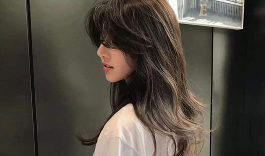 女人真正身体照片:火车上衣衫不整的女生自称或火车女神 女人真正身体照片:火车上衣衫不整的女生自称或火车女神