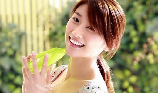 女人真正身体照片:火车上衣衫不整的女生自称或火车女神 女人真正身体照片:火车上衣衫不整的女生自称或火车女神